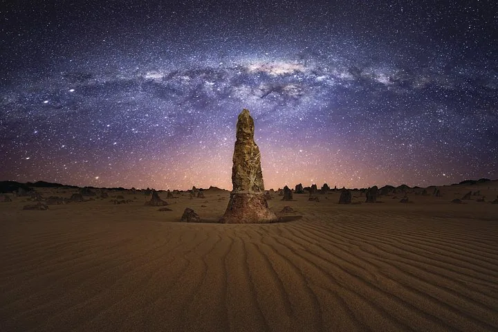 La galassia Via Lattea visibile nel cielo notturno sopra un'alta formazione dei Pinnacles.